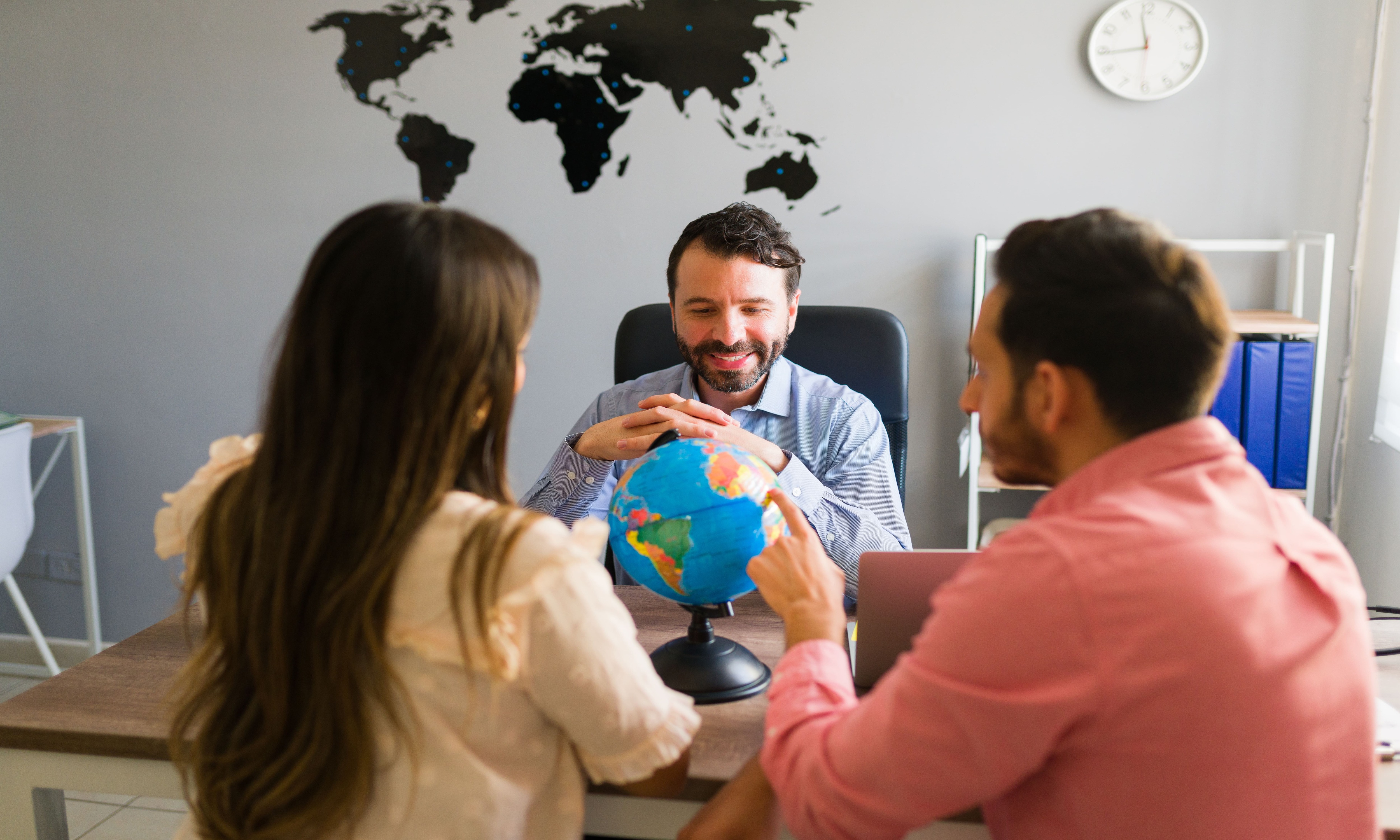 How to Choose the Right Country for Outsourcing in 2025