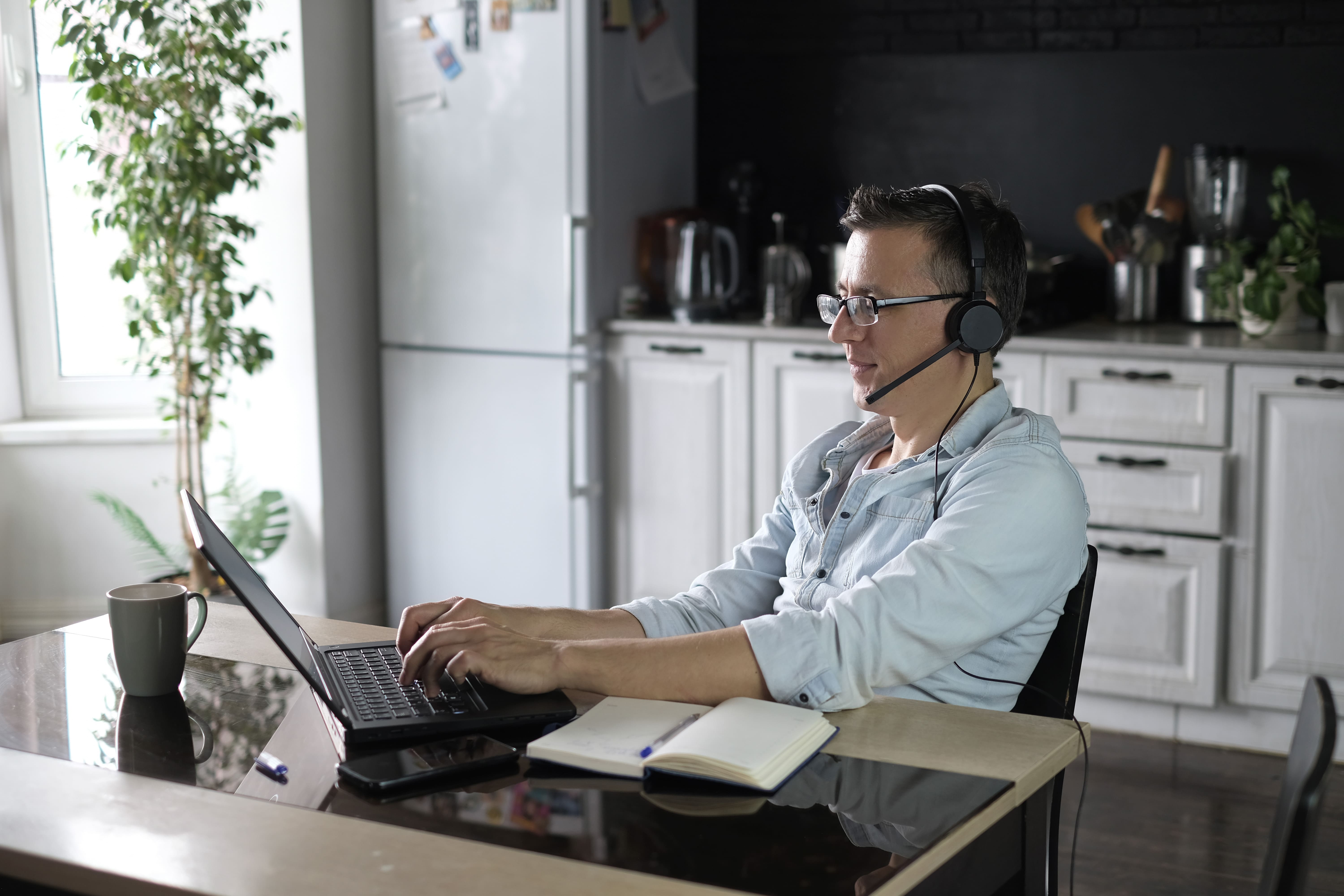How to Hire a Virtual Assistant in 5 Easy Steps in 2025 | Step By Step Guide